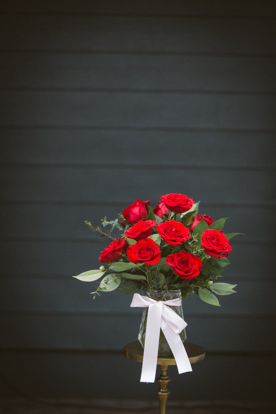 One dozen red roses in vase