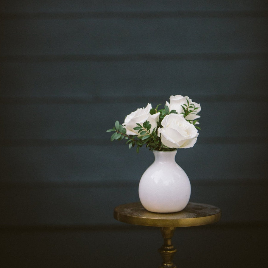 3 white roses in vase